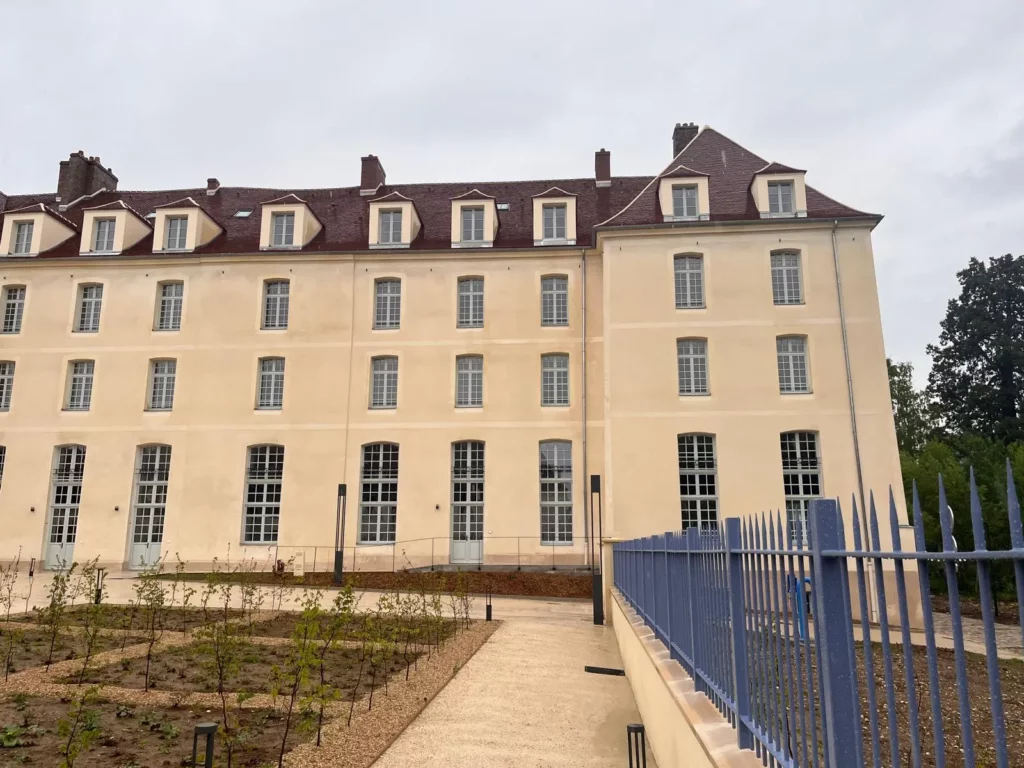 Façade rénovée du Collège de Juilly, exemple de travaux de restauration en Monument Historique