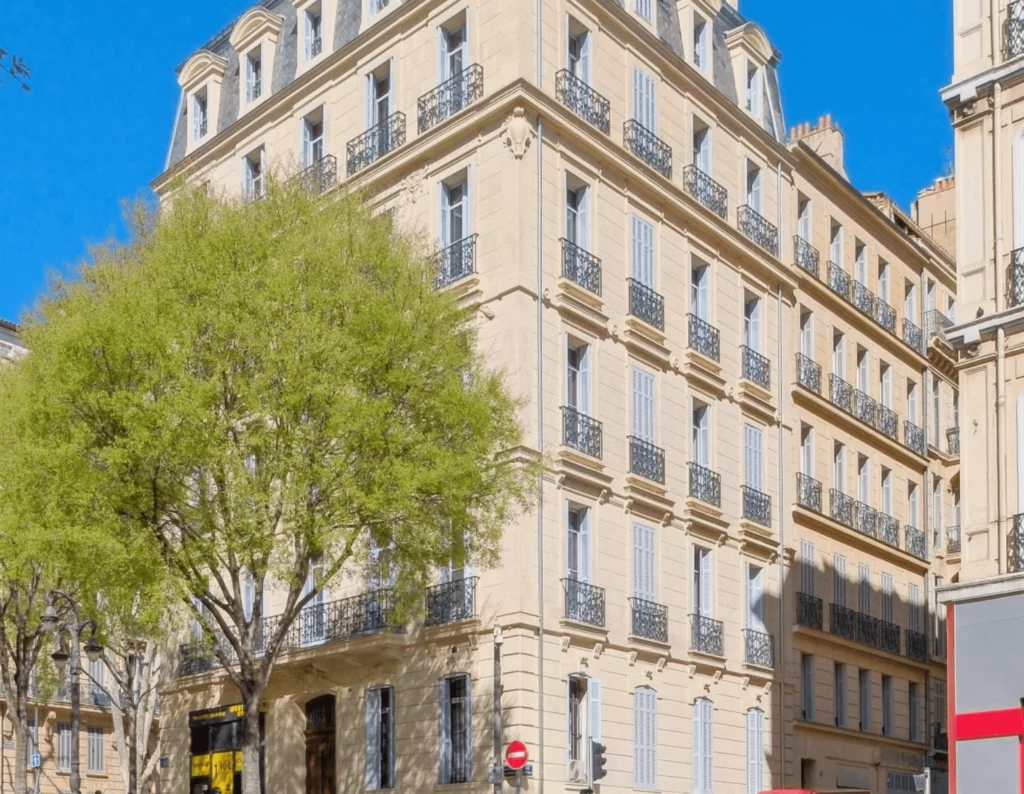 Façade rénovée d’un immeuble ancien à Marseille, éligible à la Loi Malraux.