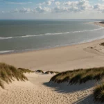 Plage du Touquet avec sable fin et cabines en bord de mer