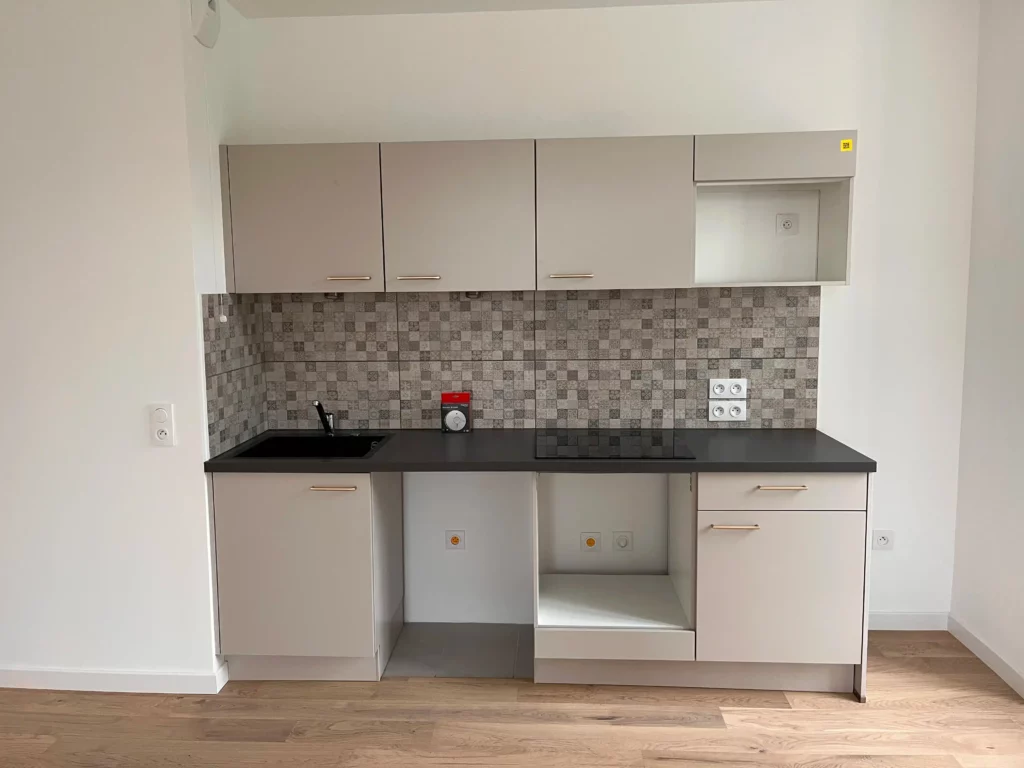 Cuisine moderne et équipée dans l’appartement restauré du Monument Historique de Juilly
