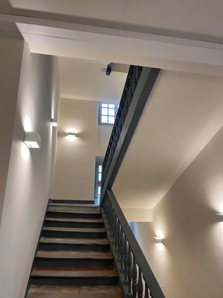 Escalier restauré avec belle hauteur sous plafond et éclairages modernes à Juilly