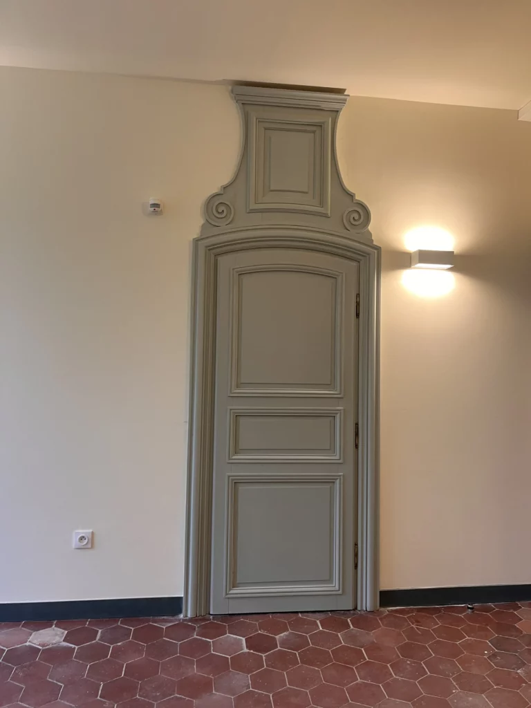 Porte d’entrée d’origine de l’appartement restaurée avec ses tomettes conservées