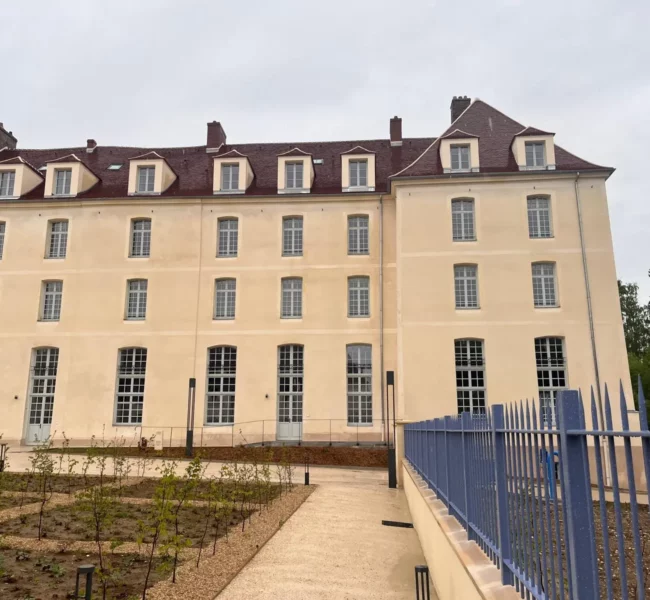 Bâtiment Monument Historique rénové à Juilly abritant l’appartement livré