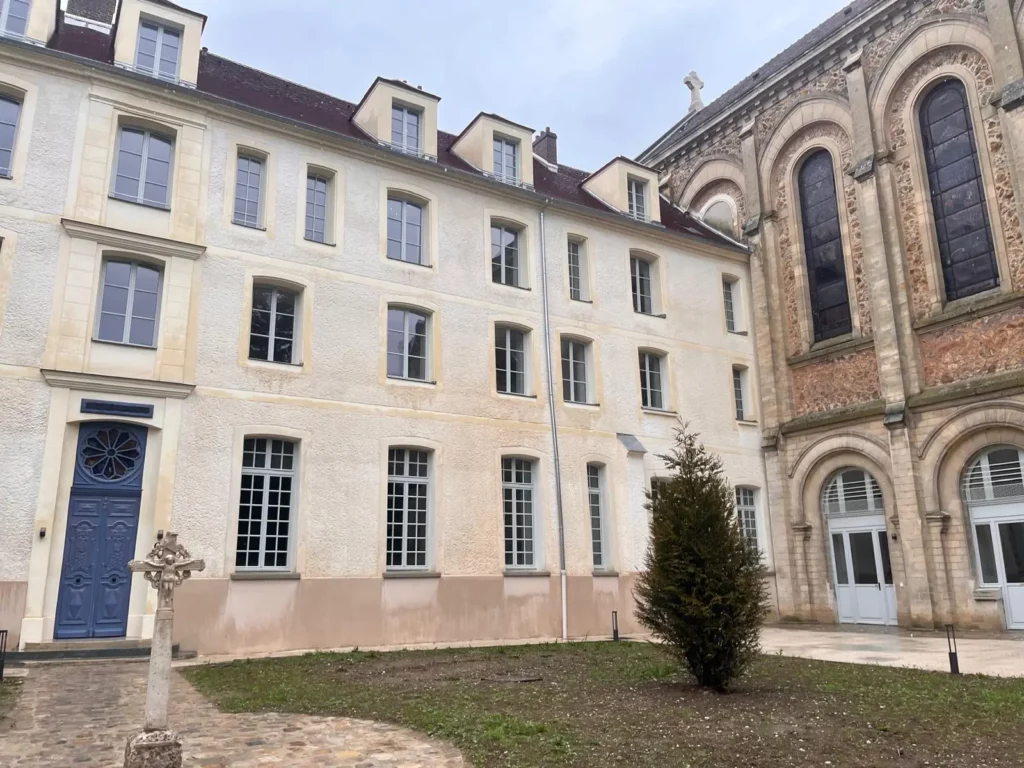 Façade rénovée du pensionnat de Juilly avec la chapelle historique attenante