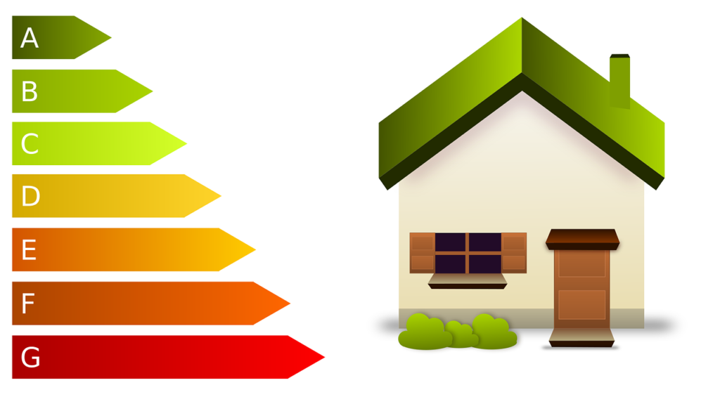 Maison ancienne avec étiquette énergétique de A à G illustrant le concept de passoire thermique et déficit foncier