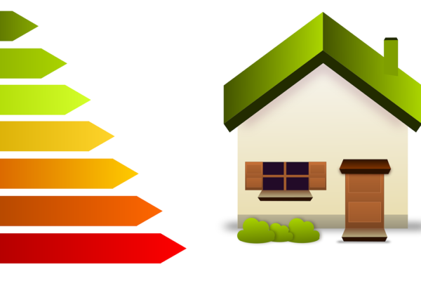 Maison ancienne avec étiquette énergétique de A à G illustrant le concept de passoire thermique et déficit foncier